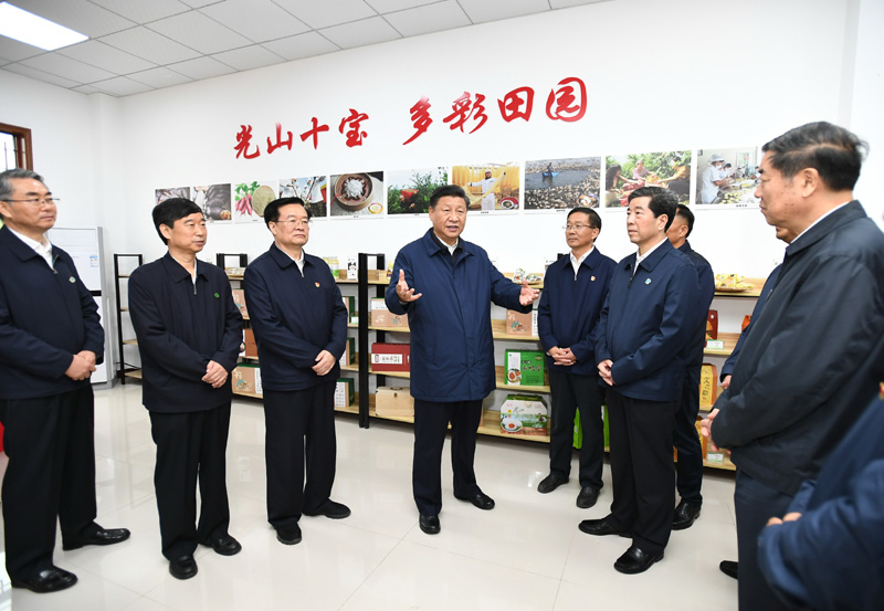 9月16日至18日,中共中央總書(shū)記、國(guó)家主席、中央軍委主席習(xí)近平在河南考察。這是17日上午,習(xí)近平在信陽(yáng)市光山縣文殊鄉(xiāng)東岳村文化接待中心,了解光山縣脫貧工作和中辦在光山縣扶貧工作情況。新華社記者 謝環(huán)馳 攝