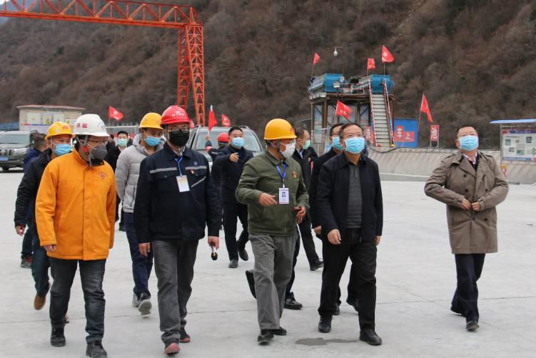 四川省副省長、黨組成員楊洪波在九綿高速LJ9項目調(diào)研疫情防控和復工復產(chǎn)情況