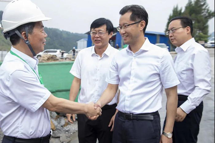 巴中市委副書(shū)記、市政府副市長(zhǎng)、代市長(zhǎng)高鵬凌到漢巴南鐵路6標(biāo)調(diào)研