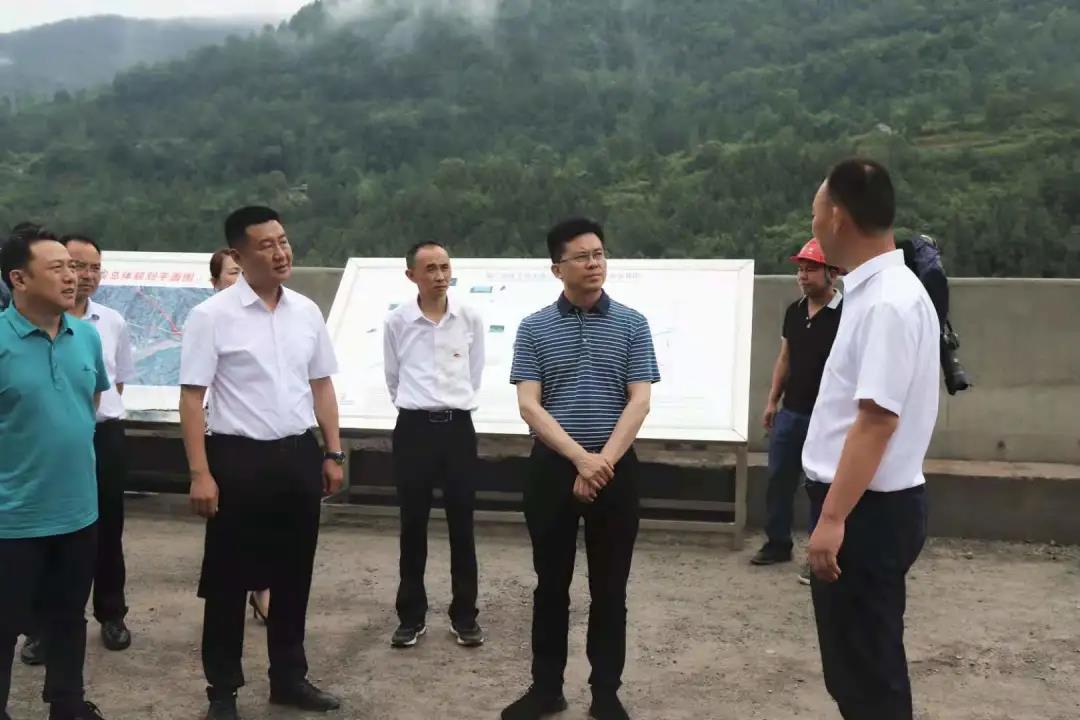 四川省交通運輸廳領(lǐng)導(dǎo)張勇、王茂奎到鎮(zhèn)廣高速王通段A1合同段調(diào)研指導(dǎo)工作