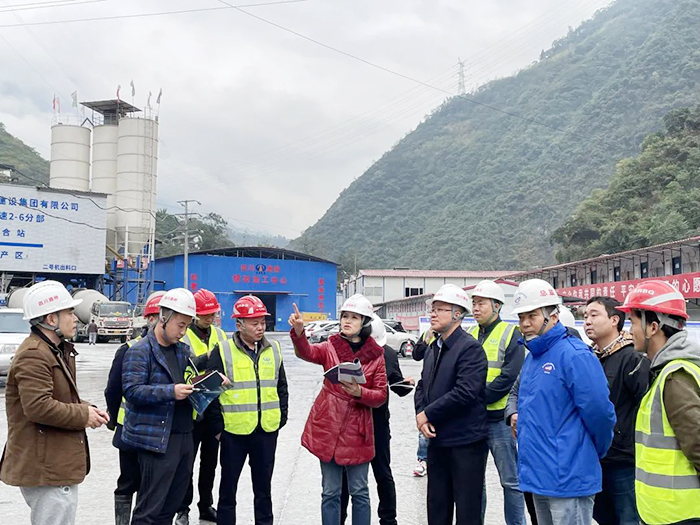 四川省交通宣傳中心主任、中國交通報(bào)駐四川記者站站長吳丹到大峽谷隧道調(diào)研