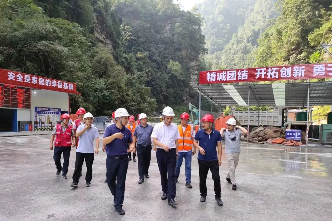 四川路橋黨委委員、紀(jì)委書(shū)記朱年紅赴宜金高速公路XJ6項(xiàng)目檢查指導(dǎo)工作