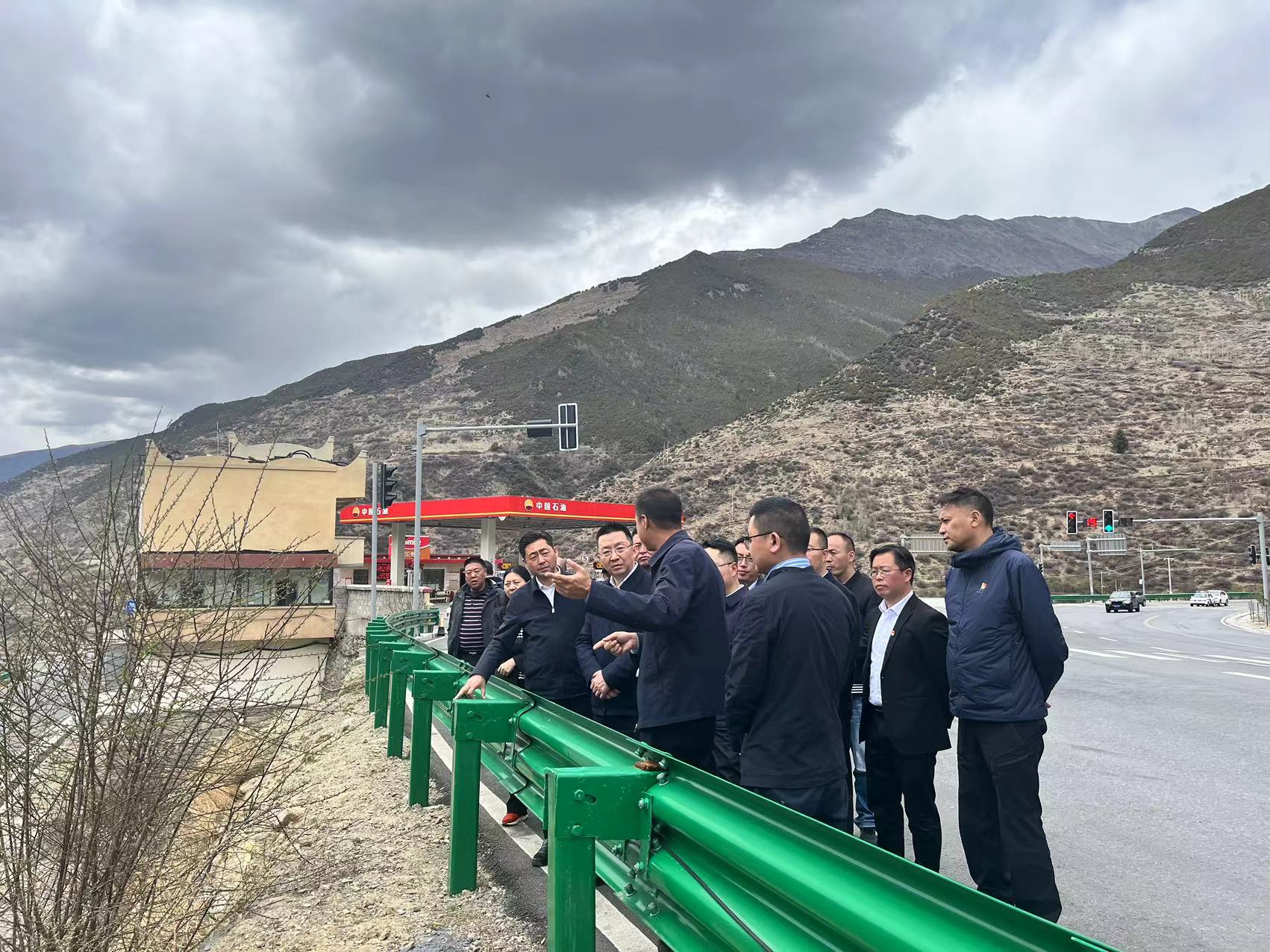 阿壩州委常委、州紀(jì)委書(shū)記、監(jiān)委主任袁震到都四山地軌道交通項(xiàng)目DSZH標(biāo)檢查指導(dǎo)工作