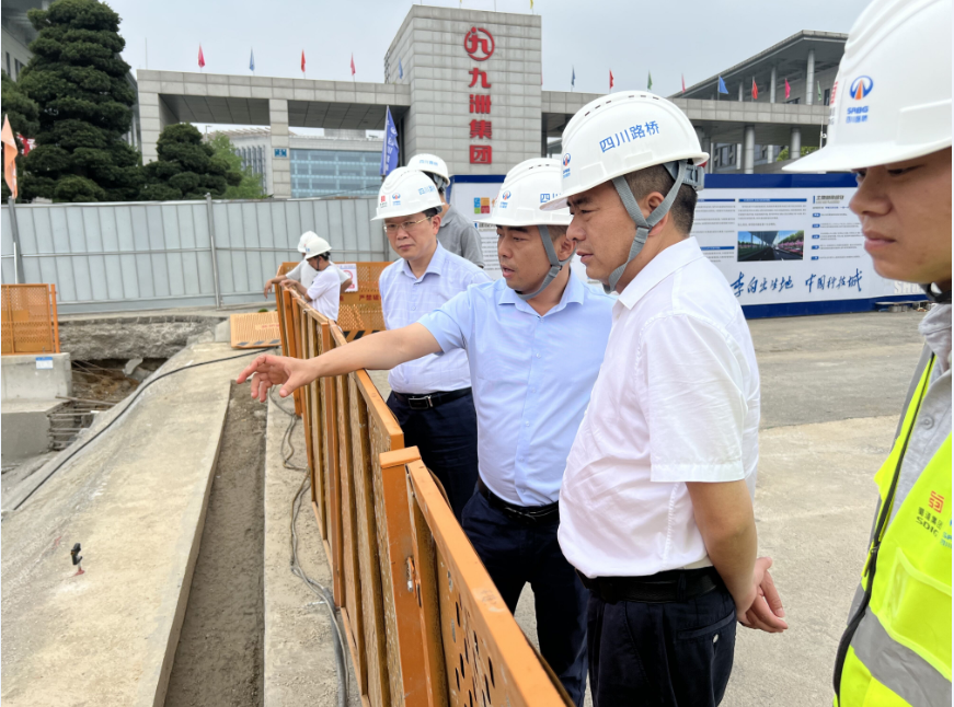 川交公司黨委書記、董事長(zhǎng)杜江林到綿陽(yáng)科技城新區(qū)一分部施工現(xiàn)場(chǎng)指導(dǎo)工作