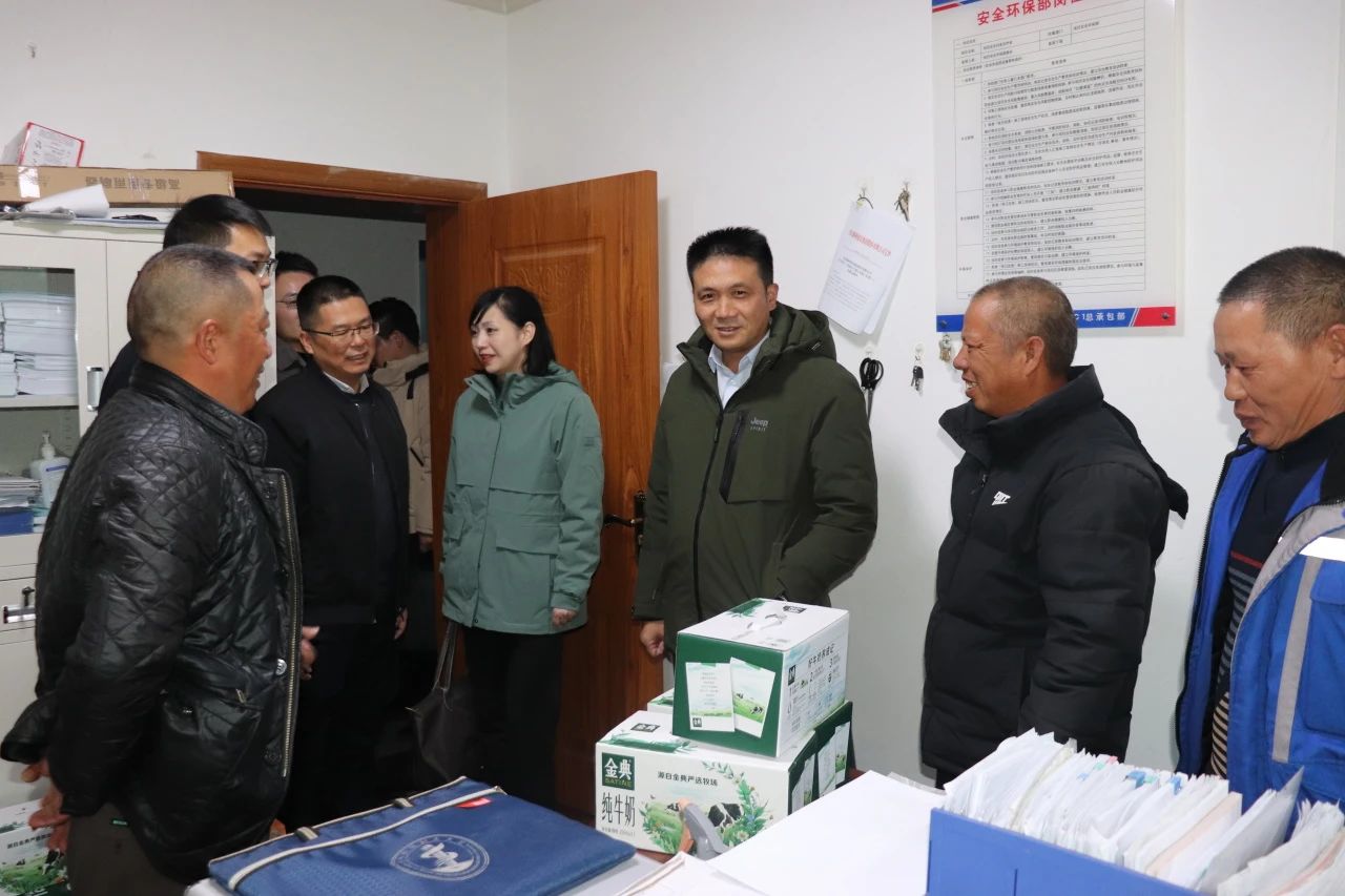 四川路橋黨委委員、董事、工會主席朱年紅赴川交公司項目一線開展“冬送溫暖”慰問活動